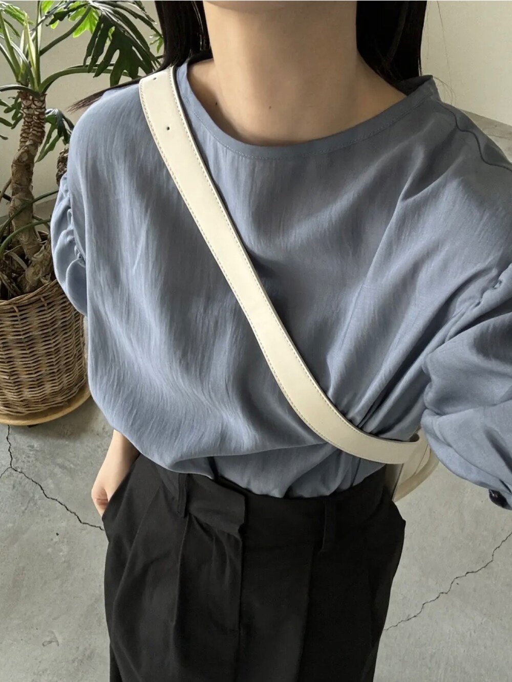 ブルー系のシャツ/ブラウス、ブラック系のスカート、ホワイト系のショルダーバッグを着用したレディースの夏コーディネートの4枚目の写真