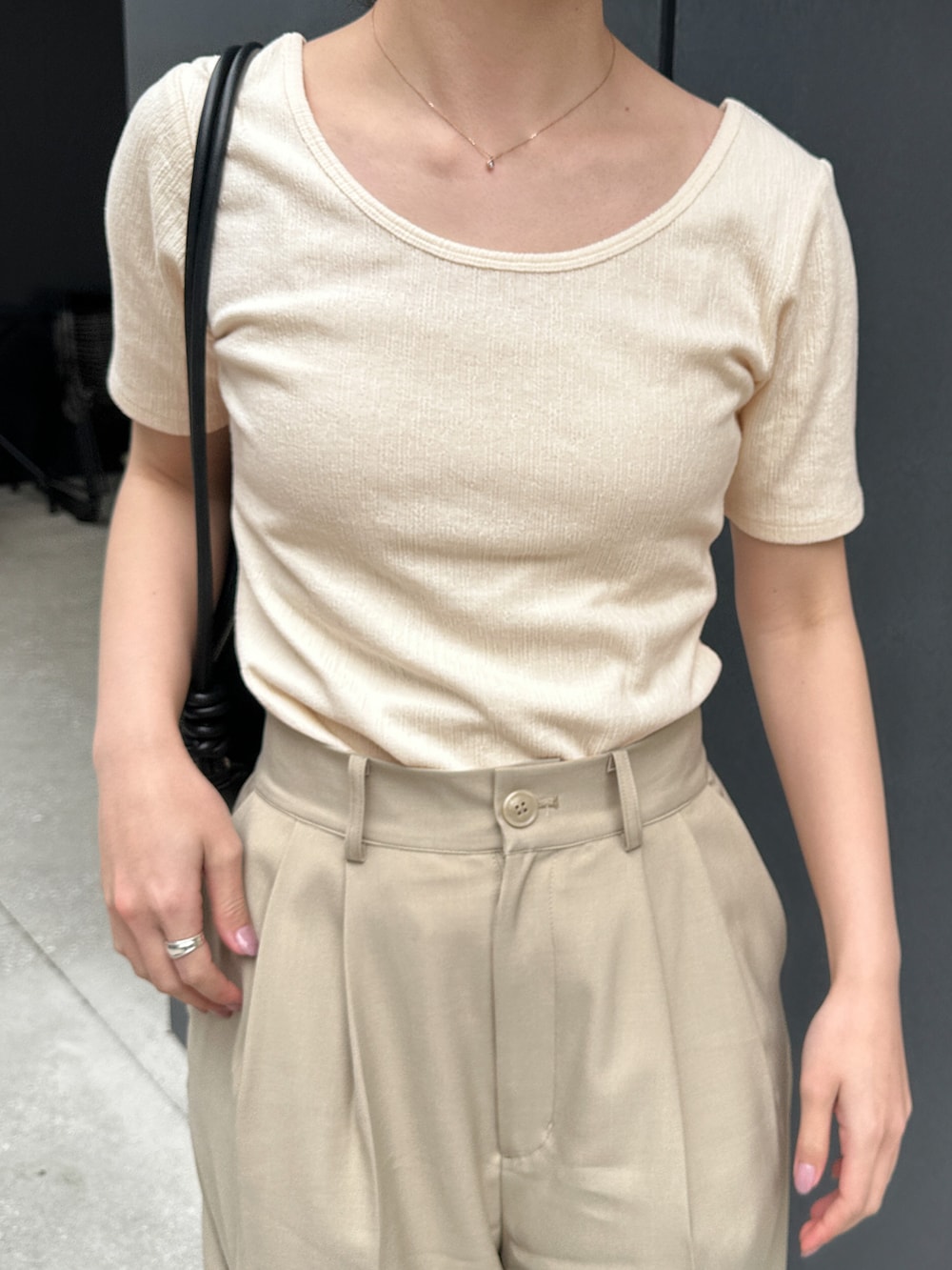 「パンツスタイル、パンツコーデ、春色、春コーデ、ワントーン、ワントーンコーデ、淡色コーデ、淡色女子、シンプルコーデ、ブルベ夏、骨格ウェーブ」｜「select MOCAの【サイズ展開あり】バレエネックハーフスリーブカットソー（Tシャツ/カットソー、ホワイト系）」を使った、SELECT MOCA SNAPさん（骨格ウェーブ・レディース・162cm）の春コーディネートの2枚目の写真