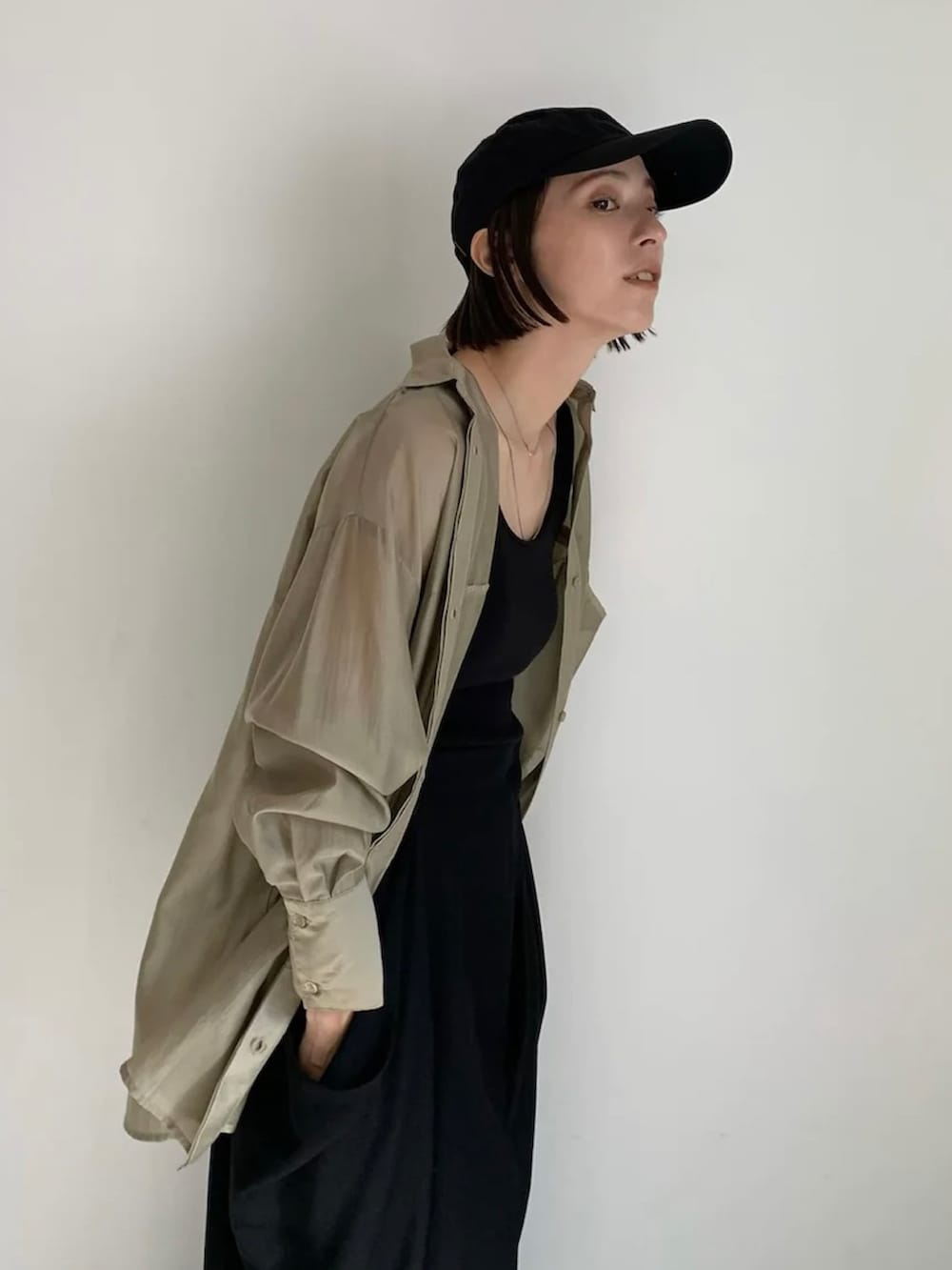 グリーン系のシャツ/ブラウスを着用したレディースの秋コーディネートの2枚目の写真