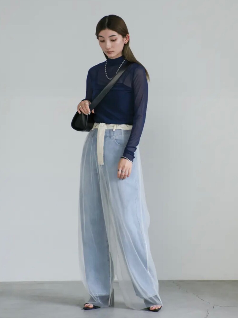 ブルー系のTシャツ/カットソー、ブルー系のデニムパンツ、ホワイト系のその他パンツを着用したレディースの夏コーディネートの2枚目の写真