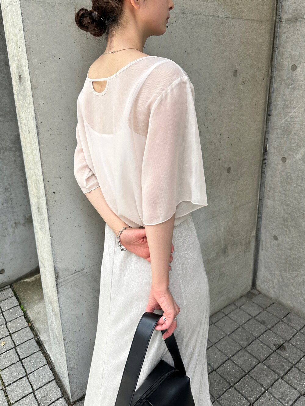 ホワイト系のシャツ/ブラウス、ホワイト系のスカート、ブラック系のショルダーバッグを着用したレディースの夏コーディネートの2枚目の写真