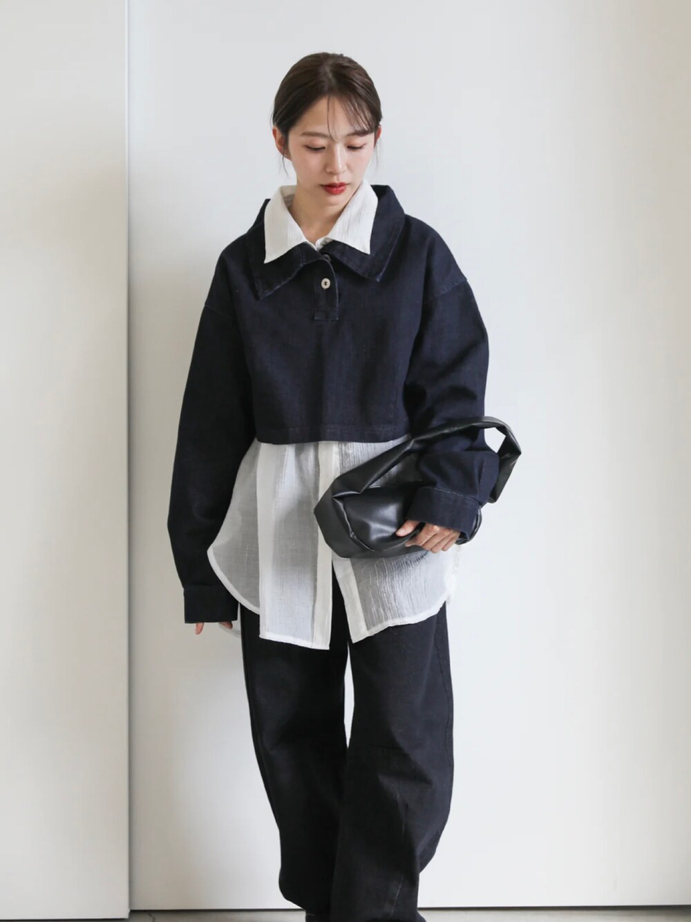 ブルー系のその他トップス、ブラック系のショルダーバッグ、ブラック系のブーツを着用したレディースの冬コーディネートの4枚目の写真