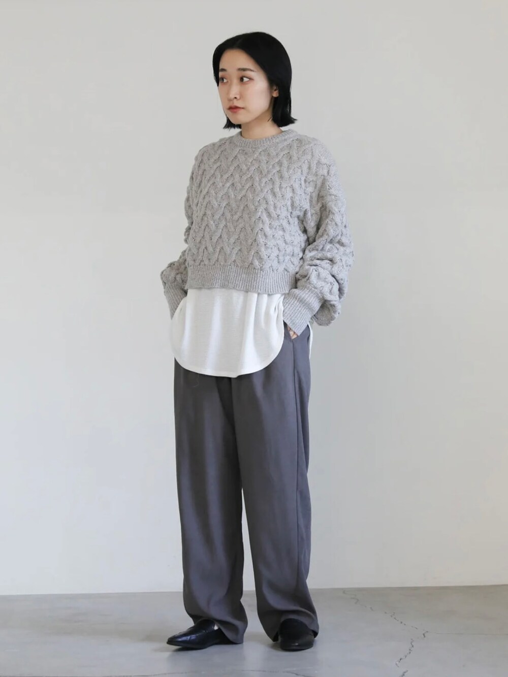 ベージュ系のニット/セーター、ブラック系のその他パンツを着用したレディースの秋コーディネートの3枚目の写真