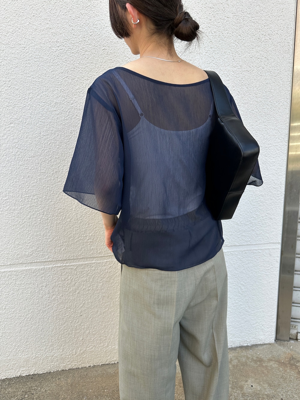 ブルー系のシャツ/ブラウス、グレー系のスラックス、ブラック系のショルダーバッグを着用したレディースの夏コーディネートの4枚目の写真