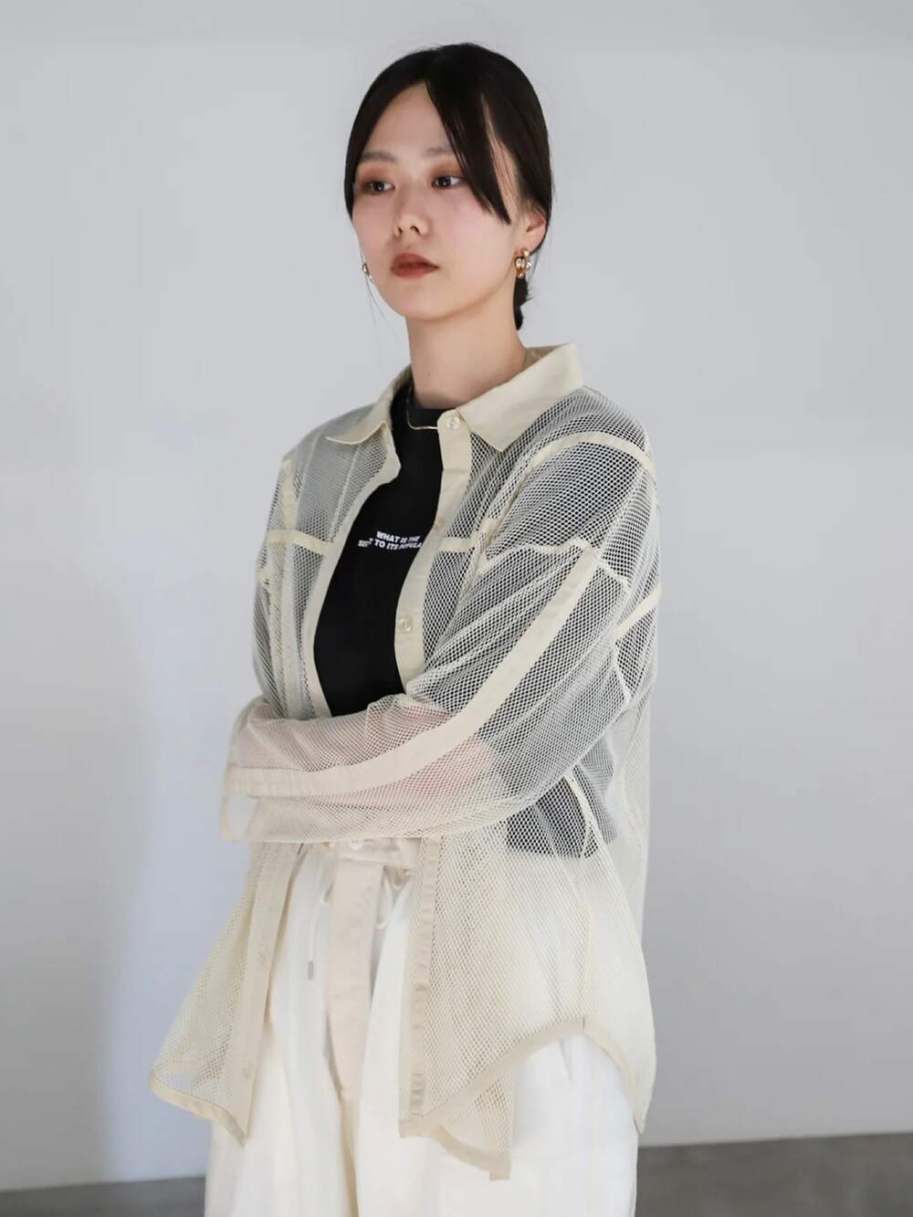 ホワイト系のシャツ/ブラウス、ホワイト系のカーゴパンツ、ブラック系のボストンバッグを着用したレディースの春コーディネートの5枚目の写真