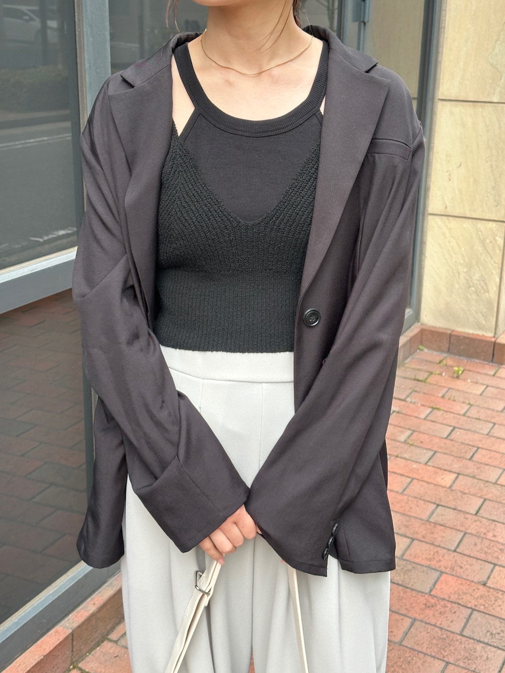 「レイヤードスタイル、大人カジュアルコーデ、大人かわいい、リラックススタイル、着回しコーデ、パンツスタイル、ビスチェ、骨格ウェーブ、イエベ春」｜「select MOCAのリブニットキャミビスチェ（キャミソール、ブラック系）」を使った、SELECT MOCA SNAPさん（骨格ウェーブ・レディース・160cm）の春コーディネートの5枚目の写真