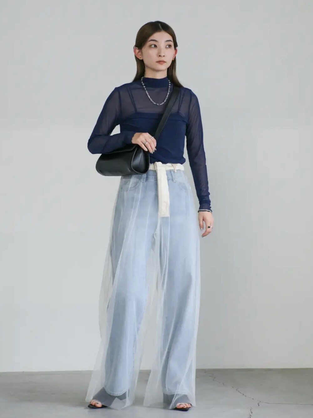 ブルー系のTシャツ/カットソー、ブルー系のデニムパンツ、ホワイト系のその他パンツを着用したレディースの夏コーディネートの3枚目の写真