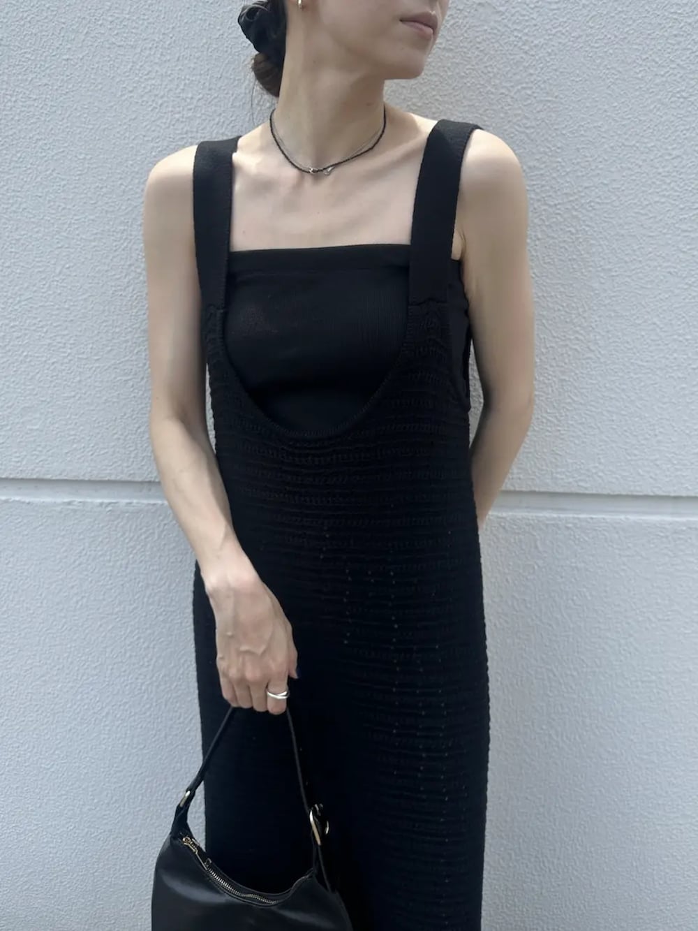 ブラック系のワンピース、ブラック系のハンドバッグ、ブラック系のチューブトップを着用したレディースの夏コーディネートの4枚目の写真