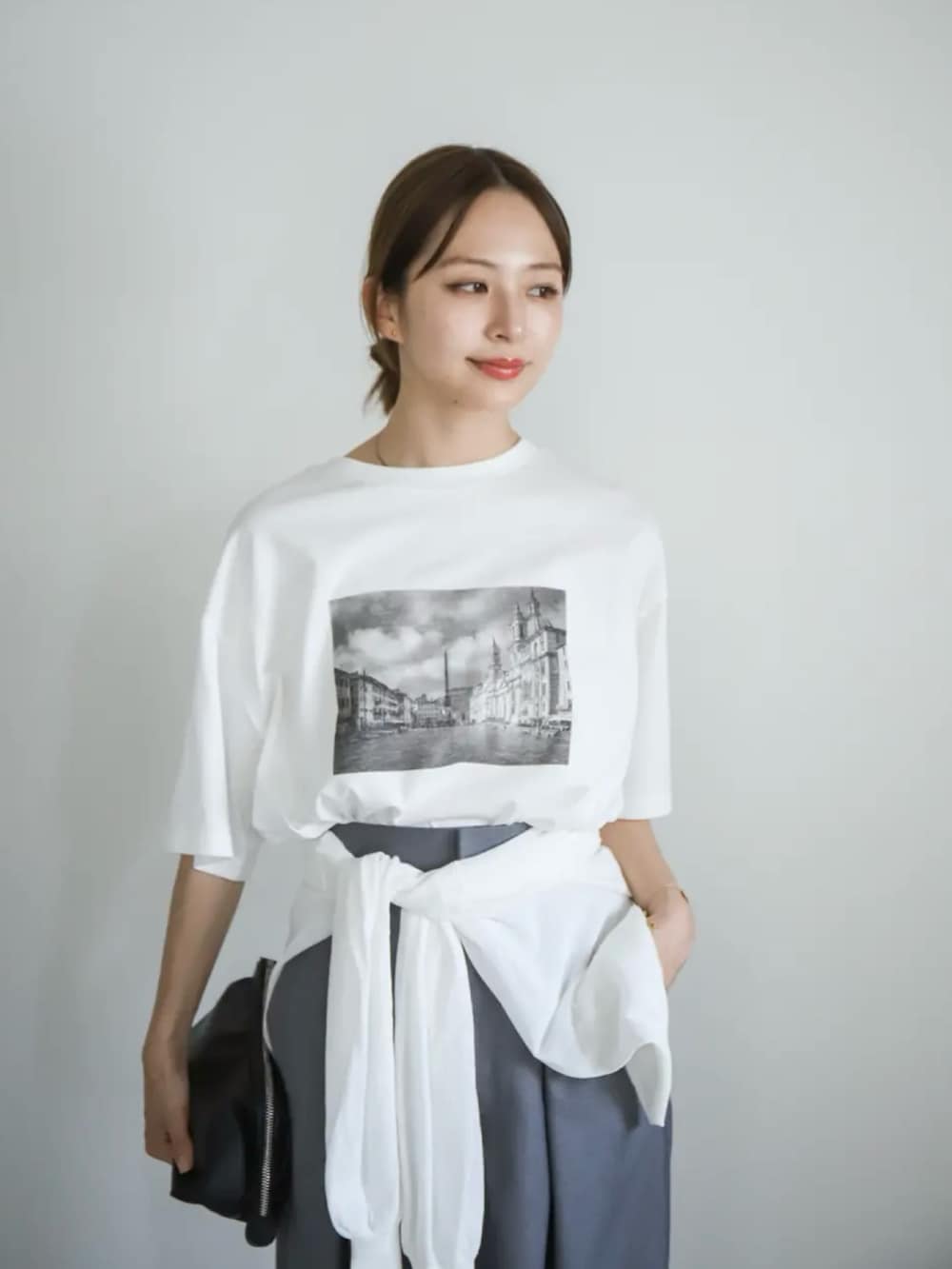 ホワイト系のTシャツ/カットソー、ホワイト系のカーディガン/ボレロ、グレー系のスラックスを着用したレディースの夏コーディネートの5枚目の写真