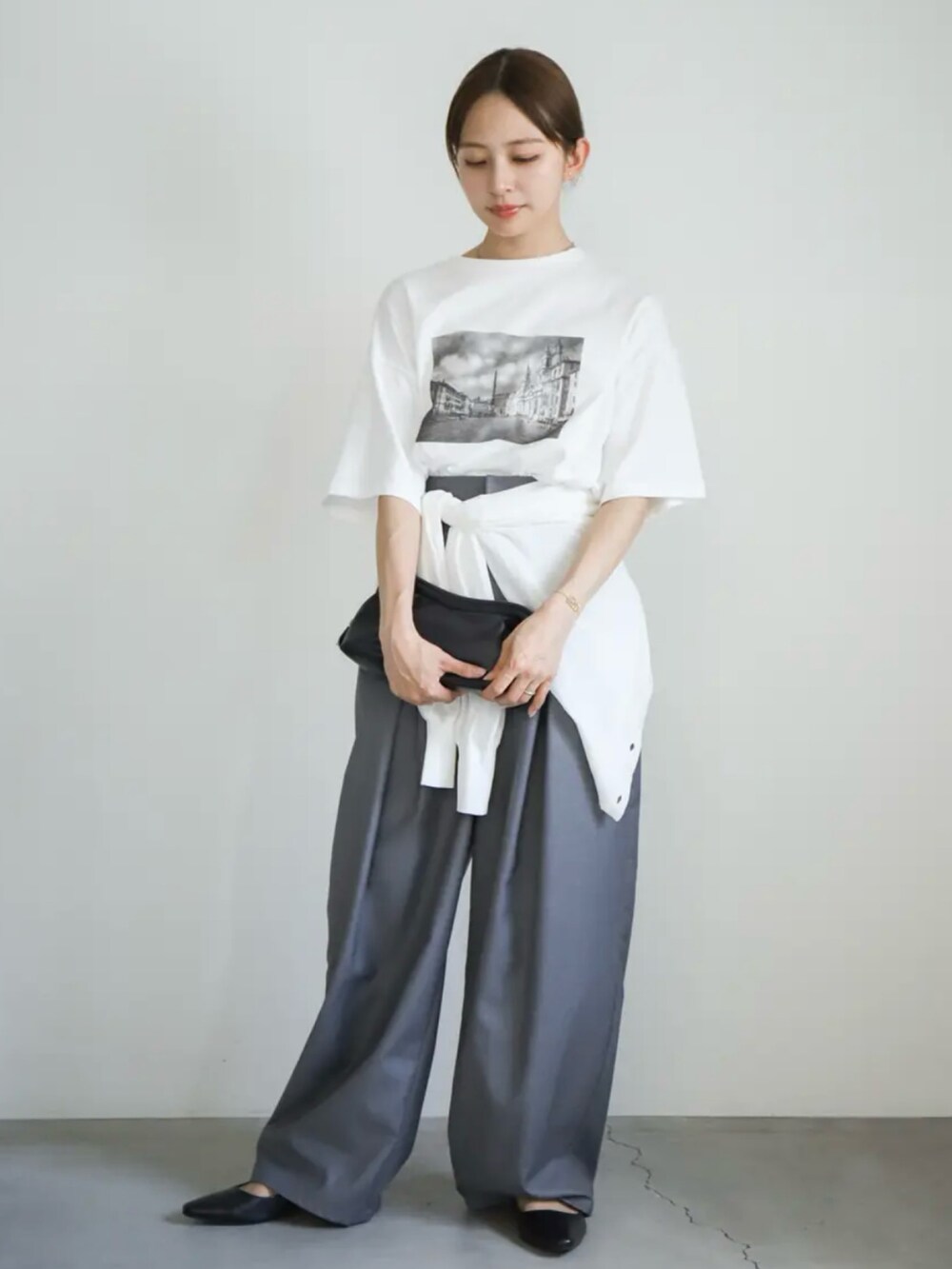 ホワイト系のTシャツ/カットソー、ホワイト系のカーディガン/ボレロ、グレー系のスラックスを着用したレディースの夏コーディネートの3枚目の写真