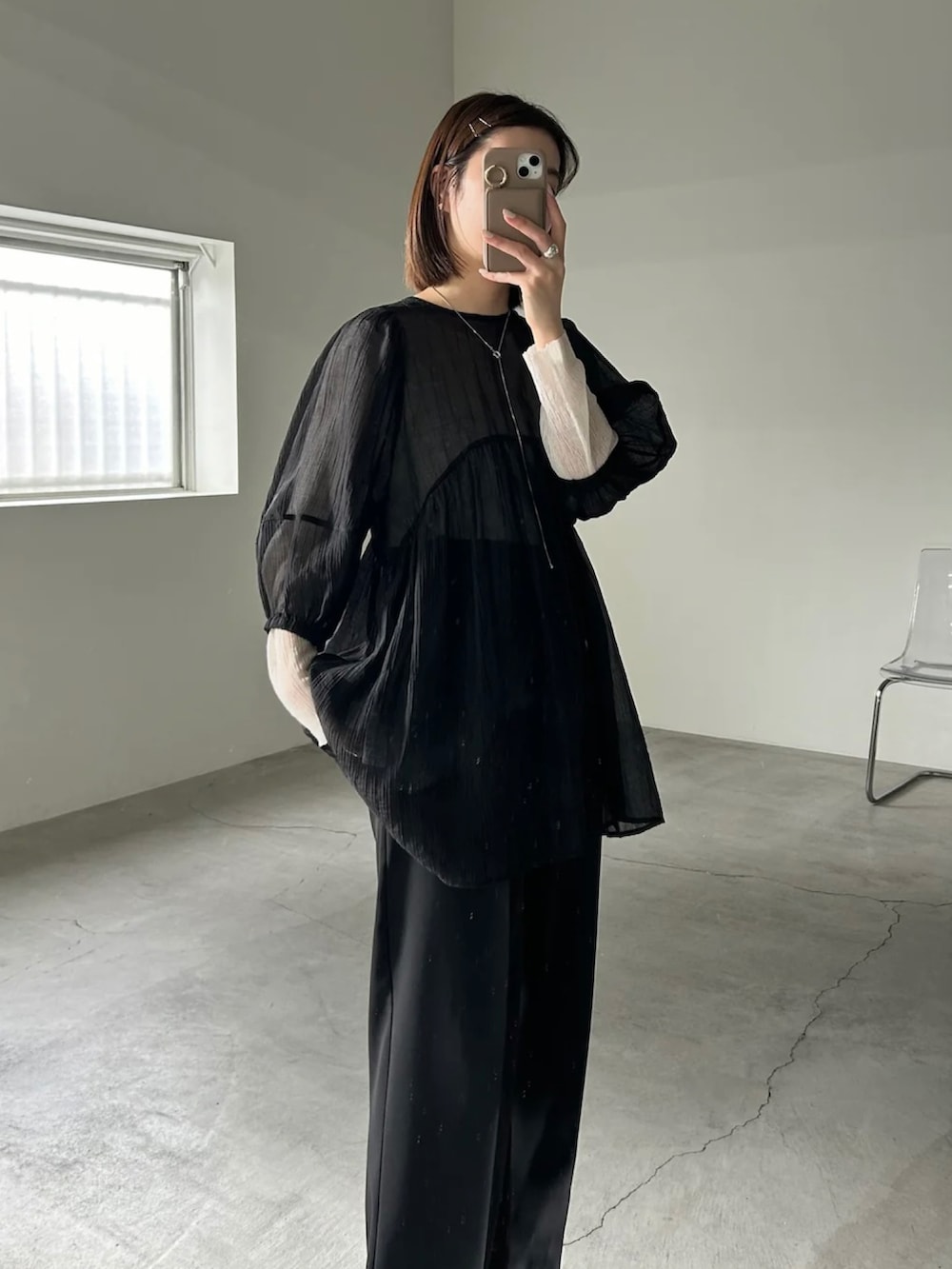 ブラック系のシャツ/ブラウス、ブラック系のスラックス、ブラック系のサンダルを着用したレディースの春コーディネートの2枚目の写真