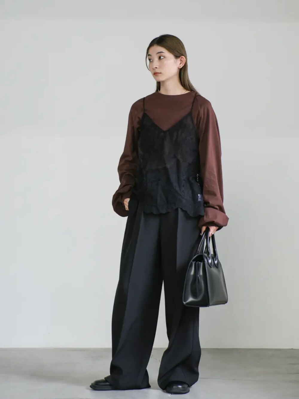 ブラウン系のTシャツ/カットソー、ブラック系のセットアップ、ブラック系のスラックスを着用したレディースの夏コーディネートの3枚目の写真