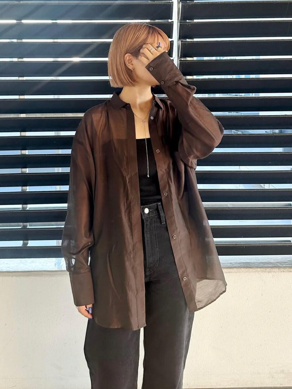 ブラウン系のシャツ/ブラウスを着用したレディースの夏コーディネートの2枚目の写真