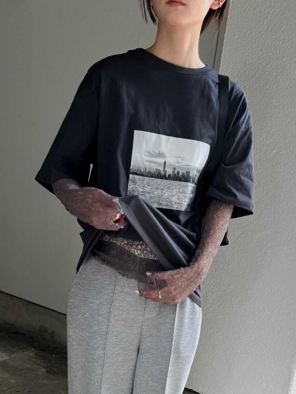 ベージュ系のシャツ/ブラウス、グレー系のTシャツ/カットソー、グレー系のその他パンツを着用したレディースの秋コーディネートの5枚目の写真