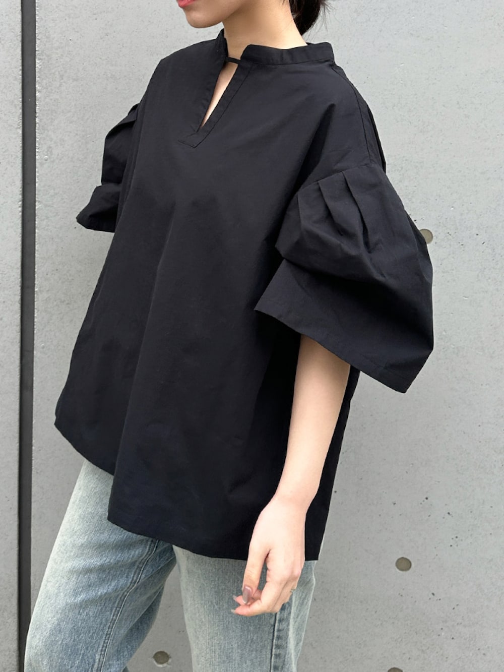 「デニム、デニムパンツ、デニムコーデ、シャツスタイル、ブラウス、ブラウス×デニム、大人カジュアル、シンプルコーデ、シンプルスタイル、パンツスタイル、イエベ秋、骨格ウェーブ」｜「select MOCA by sonのタックスリーブスモックシャツ（シャツ/ブラウス、ブラック系）」を使った、SELECT MOCA SNAPさん（骨格ウェーブ・レディース・162cm）の春コーディネートの3枚目の写真