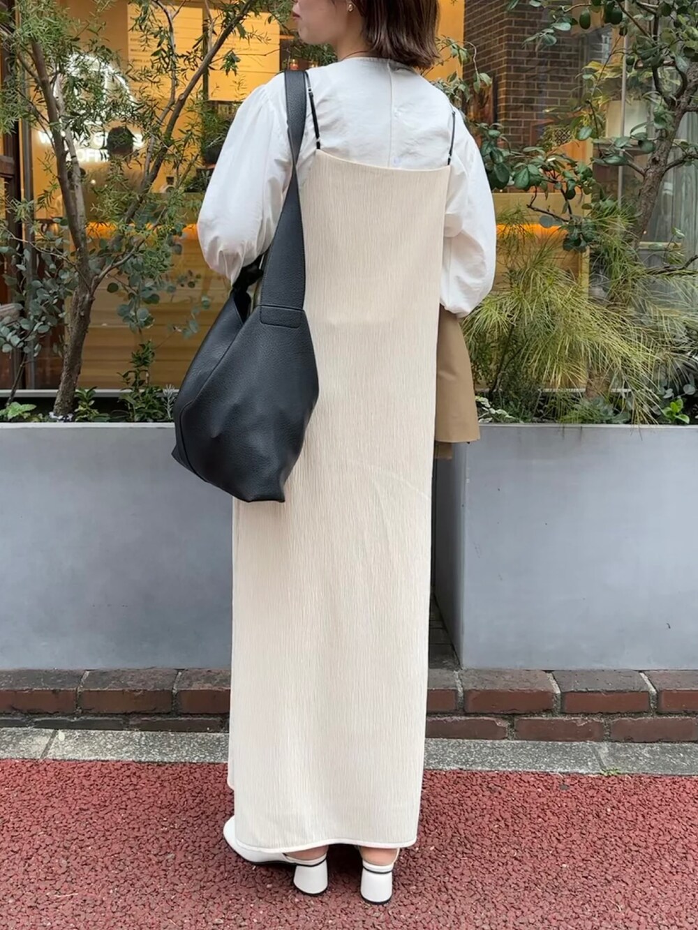 ホワイト系のワンピース、ホワイト系のシャツ/ブラウス、ベージュ系のテーラードジャケットを着用したレディースの冬コーディネートの2枚目の写真