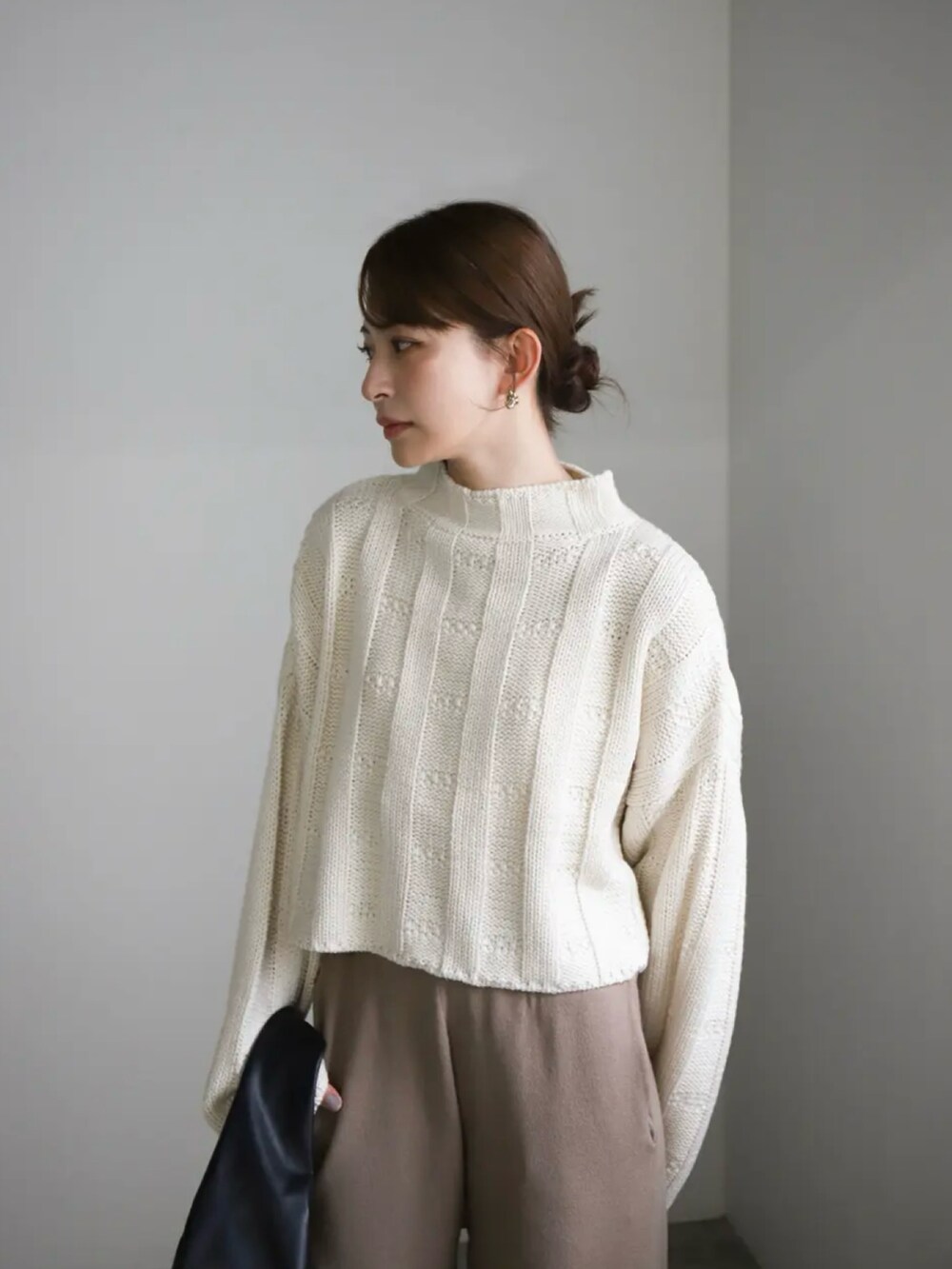 ホワイト系のニット/セーター、ベージュ系のその他パンツを着用したレディースの秋コーディネートの5枚目の写真