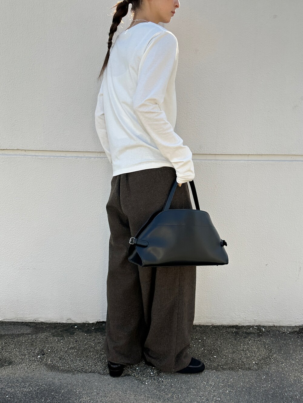 ホワイト系のTシャツ/カットソー、ブラック系のハンドバッグ、ブラック系のローファーを着用したレディースの秋コーディネートの3枚目の写真