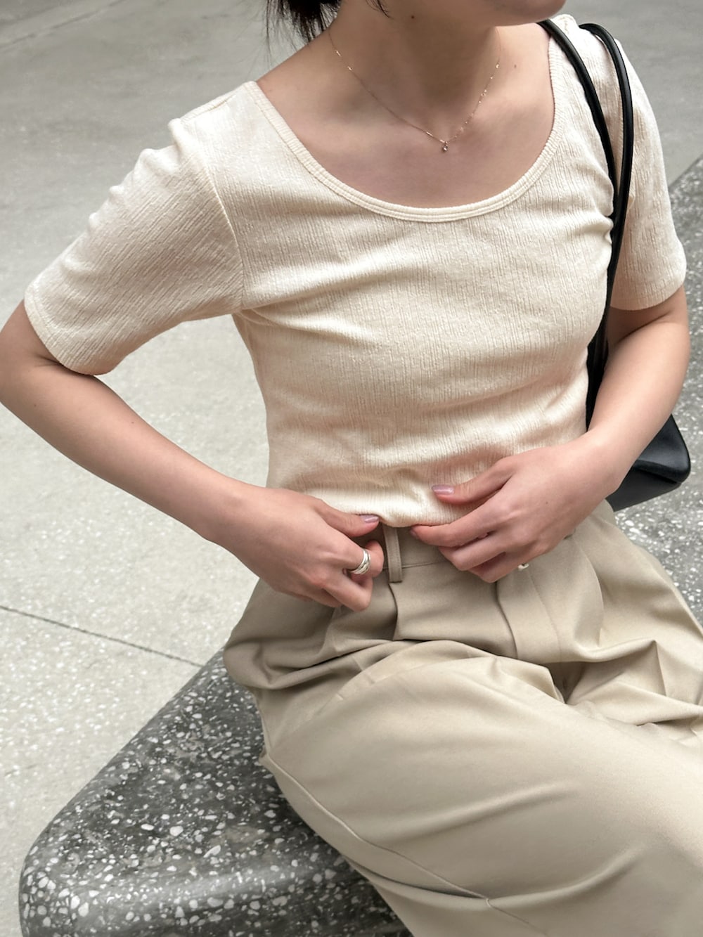 「パンツスタイル、パンツコーデ、春色、春コーデ、ワントーン、ワントーンコーデ、淡色コーデ、淡色女子、シンプルコーデ、ブルベ夏、骨格ウェーブ」｜「select MOCAの【サイズ展開あり】バレエネックハーフスリーブカットソー（Tシャツ/カットソー、ホワイト系）」を使った、SELECT MOCA SNAPさん（骨格ウェーブ・レディース・162cm）の春コーディネートの4枚目の写真
