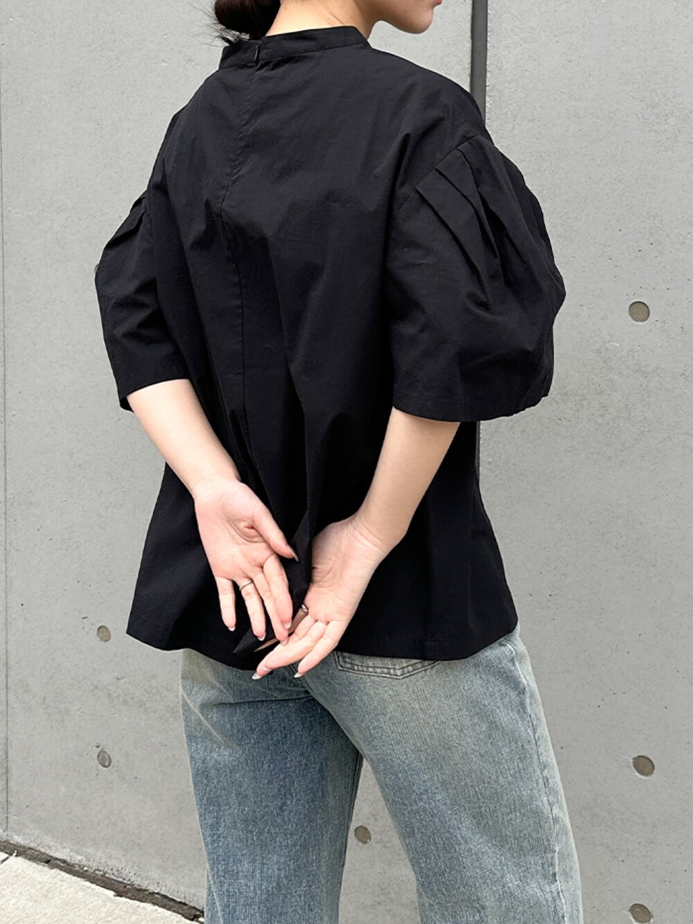 「デニム、デニムパンツ、デニムコーデ、シャツスタイル、ブラウス、ブラウス×デニム、大人カジュアル、シンプルコーデ、シンプルスタイル、パンツスタイル、イエベ秋、骨格ウェーブ」｜「select MOCA by sonのタックスリーブスモックシャツ（シャツ/ブラウス、ブラック系）」を使った、SELECT MOCA SNAPさん（骨格ウェーブ・レディース・162cm）の春コーディネートの4枚目の写真