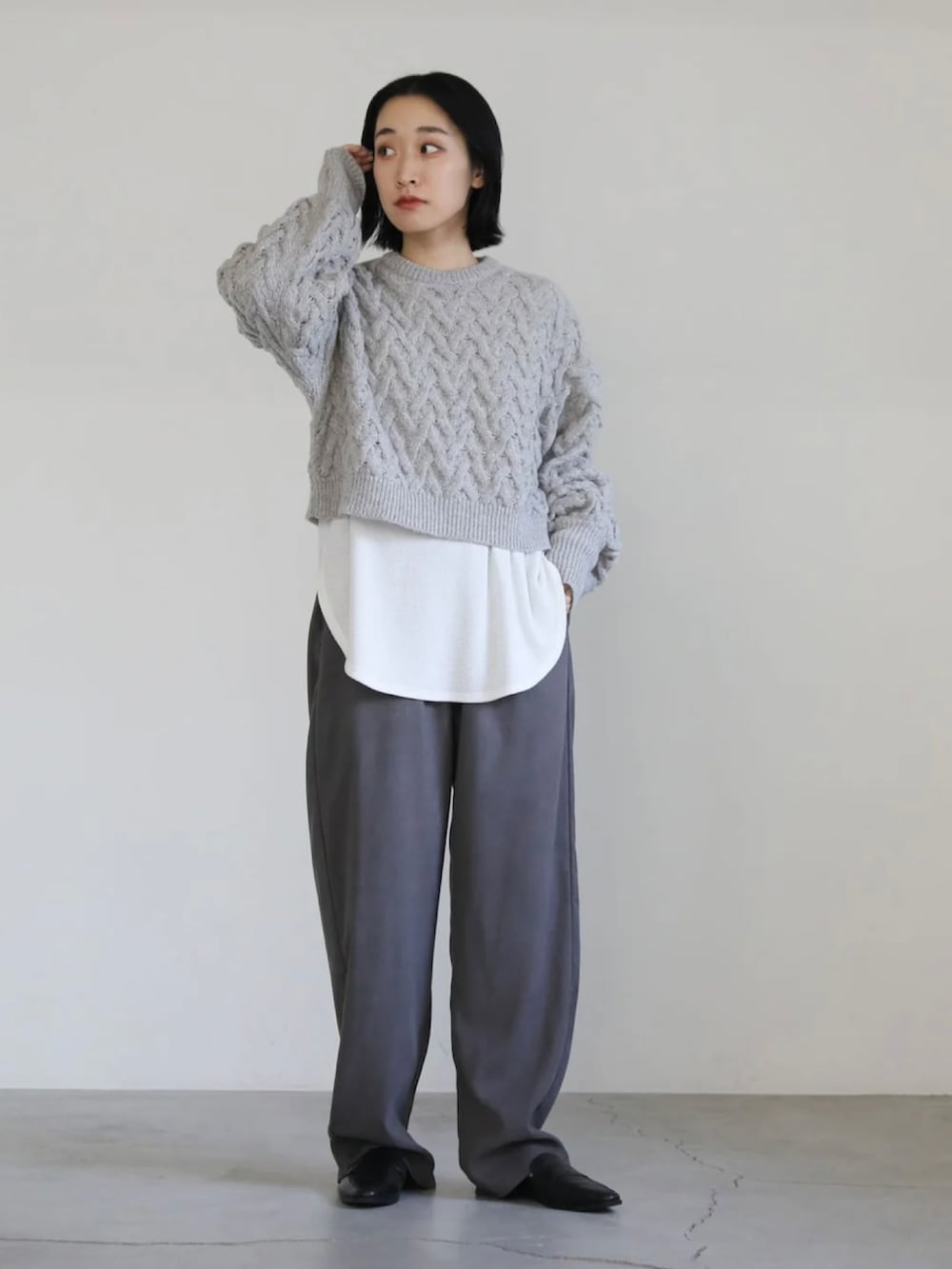 ベージュ系のニット/セーター、ブラック系のその他パンツを着用したレディースの秋コーディネートの2枚目の写真