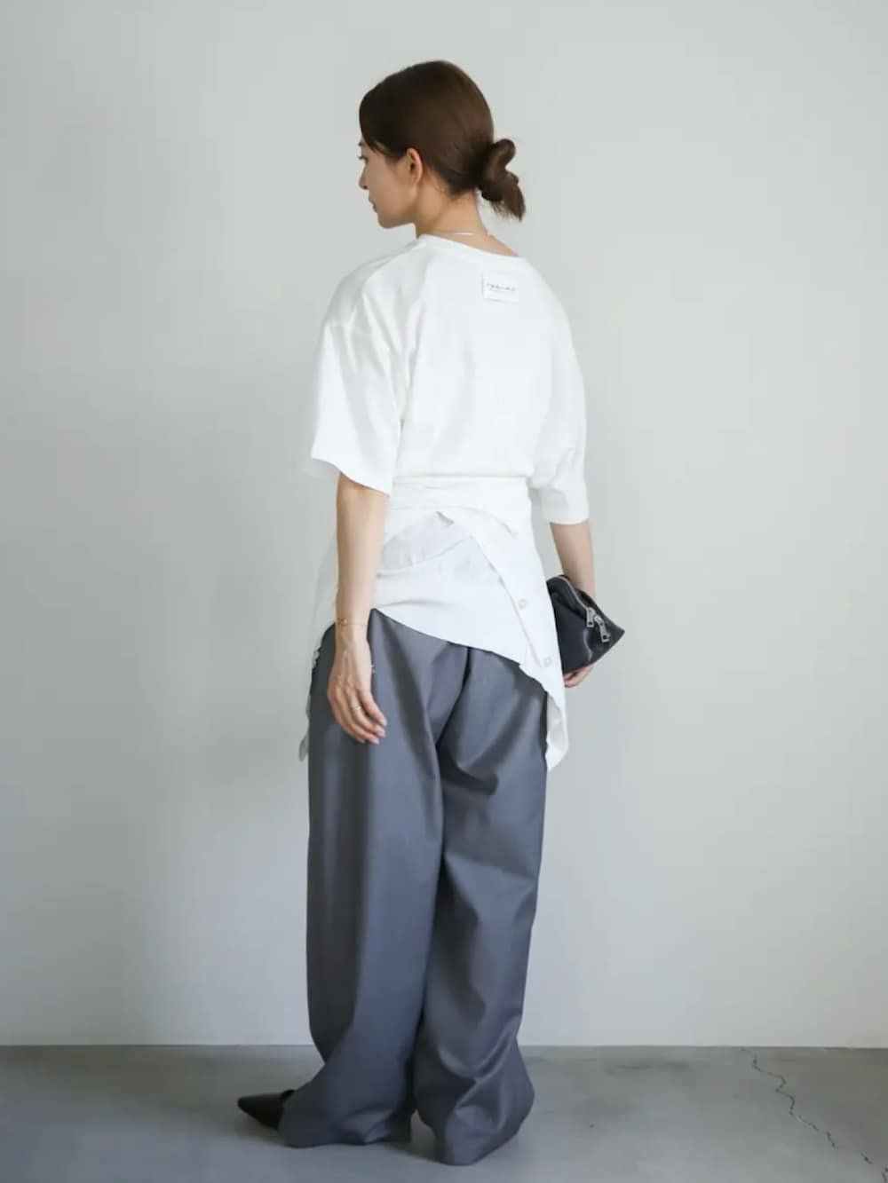 ホワイト系のTシャツ/カットソー、ホワイト系のカーディガン/ボレロ、グレー系のスラックスを着用したレディースの夏コーディネートの4枚目の写真