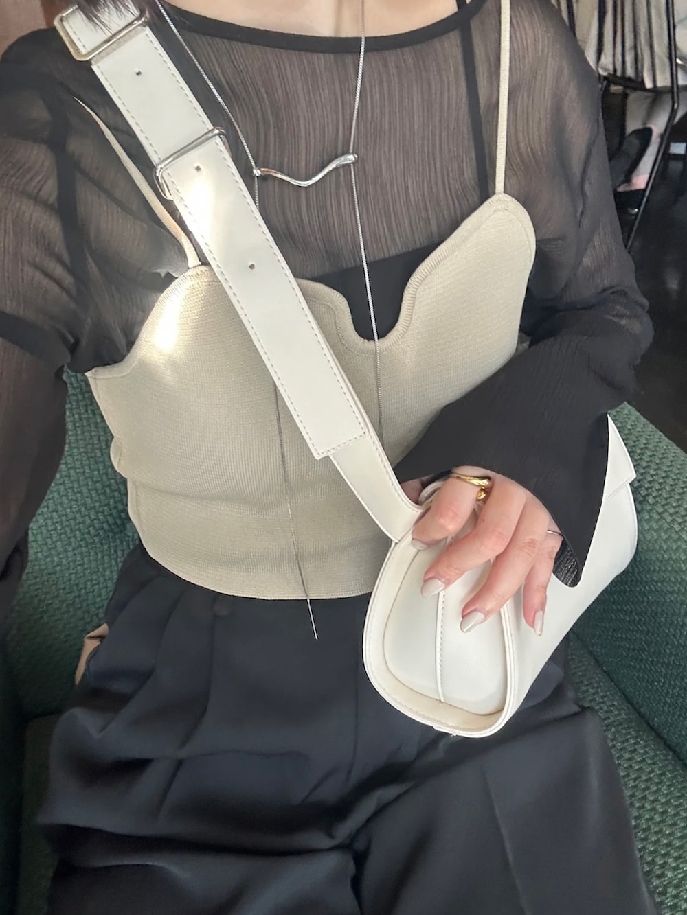 ブラック系のシャツ/ブラウス、ベージュ系のベスト、ホワイト系のショルダーバッグを着用したレディースの春コーディネートの3枚目の写真