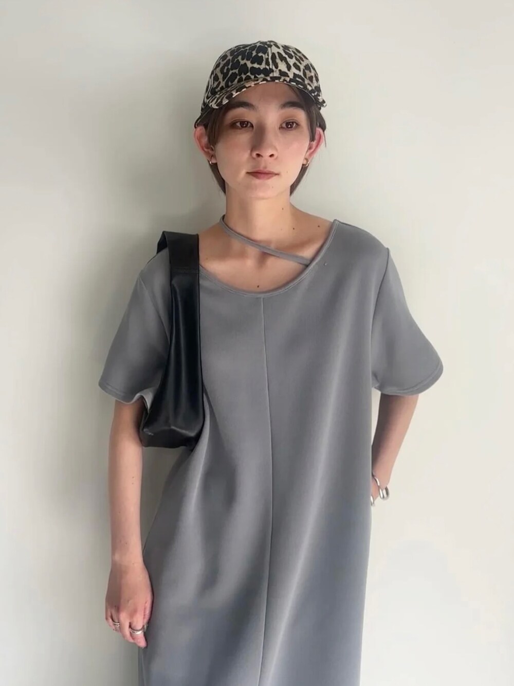 グレー系のワンピース、ブラック系のサンダルを着用したレディースの春コーディネートの4枚目の写真