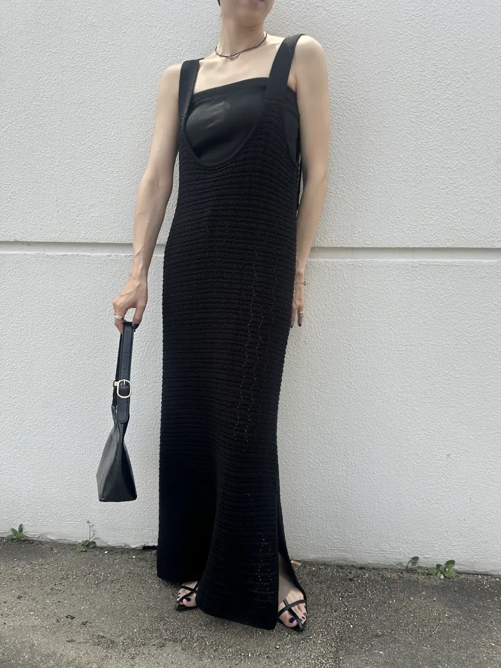 ブラック系のワンピース、ブラック系のハンドバッグ、ブラック系のチューブトップを着用したレディースの夏コーディネートの2枚目の写真