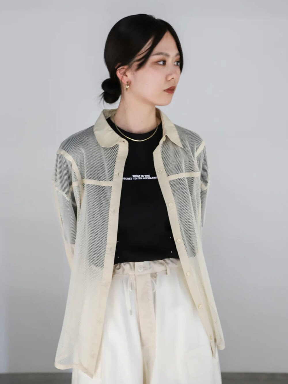 ホワイト系のシャツ/ブラウス、ホワイト系のカーゴパンツ、ブラック系のボストンバッグを着用したレディースの春コーディネートの4枚目の写真