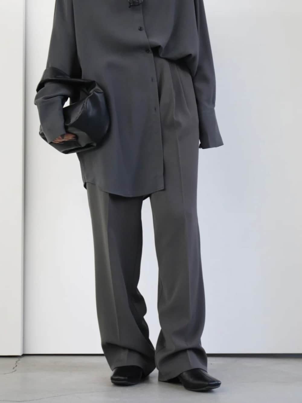 グレー系のスラックス、グレー系のシャツ/ブラウスを着用したレディースの冬コーディネートの4枚目の写真