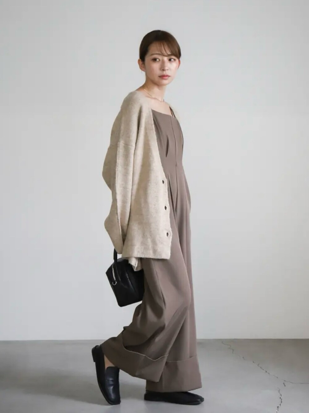 ベージュ系のカーディガン/ボレロ、ブラウン系のつなぎ/オールインワン、ホワイト系のキャミソールを着用したレディースの夏コーディネートの3枚目の写真