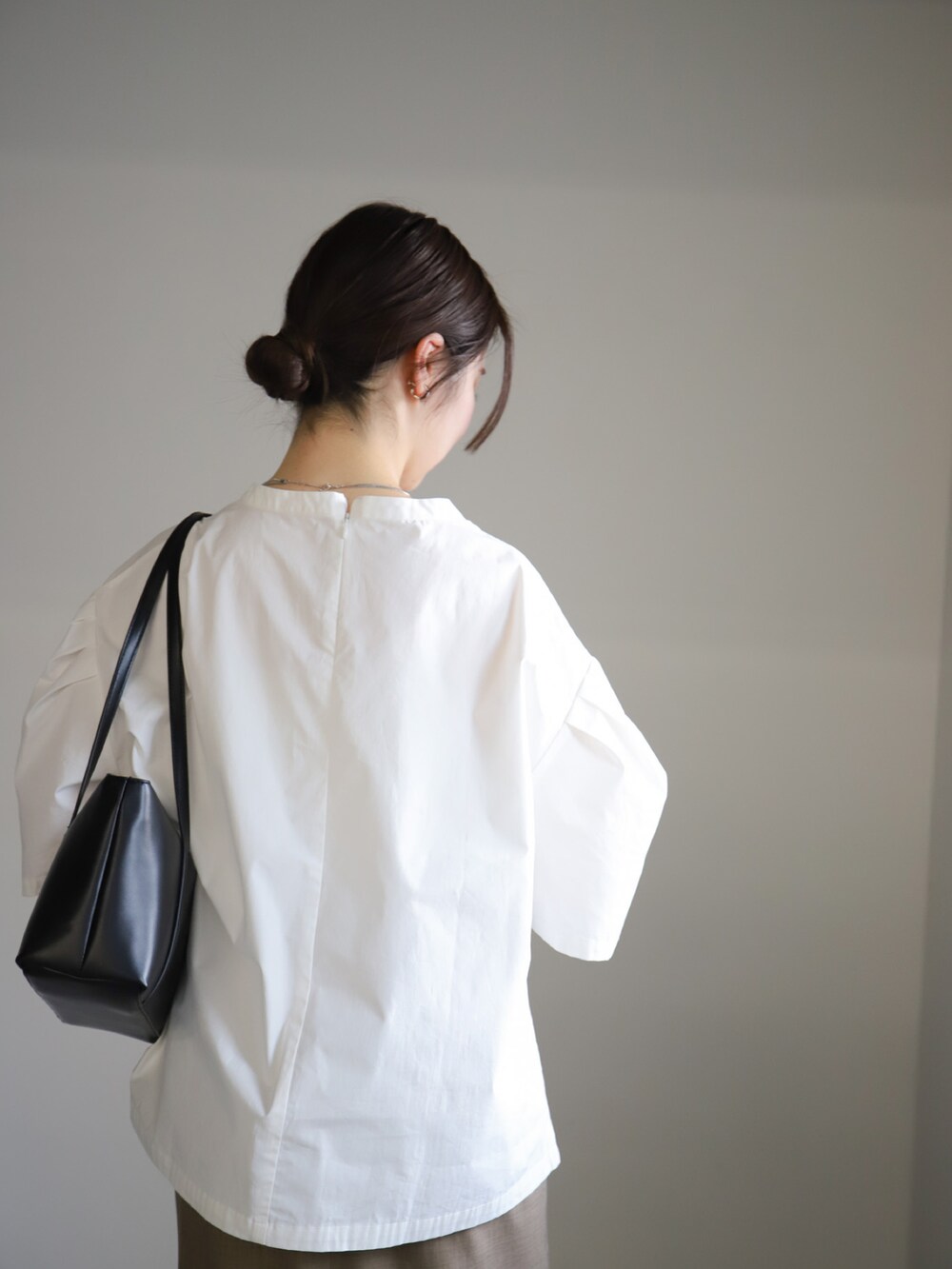 ホワイト系のシャツ/ブラウス、ブラウン系のスカートを着用したレディースの春コーディネートの5枚目の写真