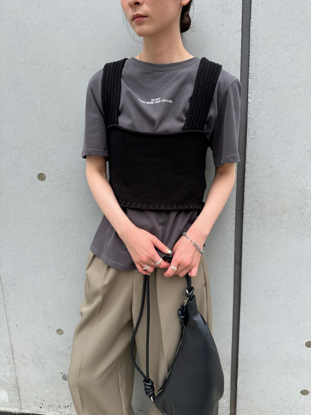 ブラック系のショルダーバッグ、グレー系のTシャツ/カットソー、ブラック系のベストを着用したレディースの夏コーディネートの3枚目の写真