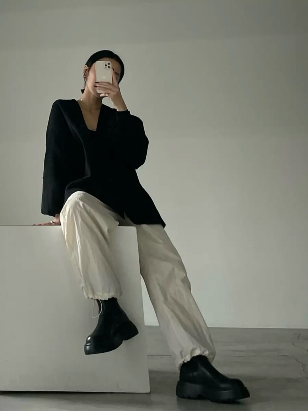 ブラック系のカーディガン/ボレロを着用したレディースの秋コーディネートの2枚目の写真