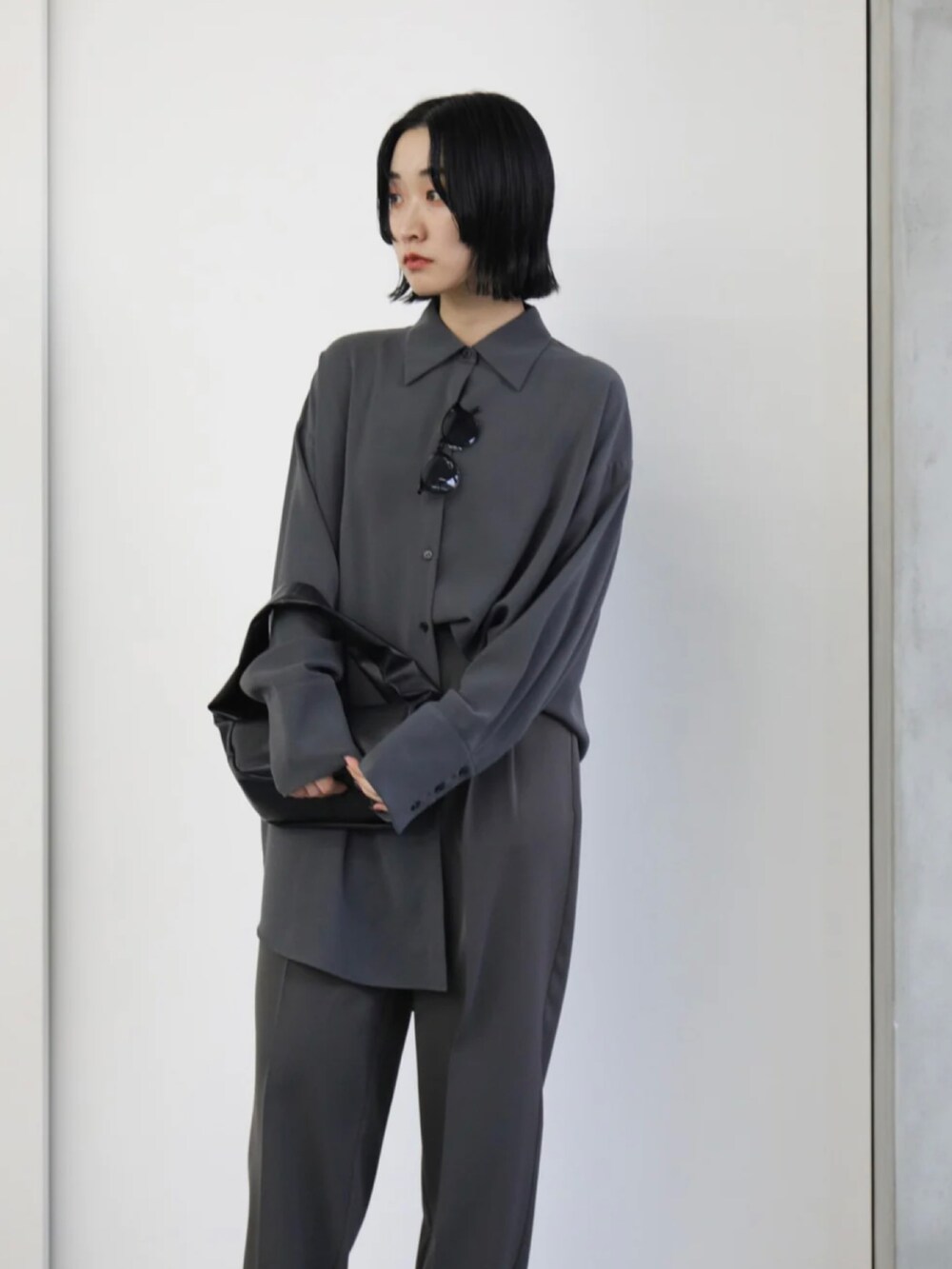 グレー系のスラックス、グレー系のシャツ/ブラウスを着用したレディースの冬コーディネートの3枚目の写真