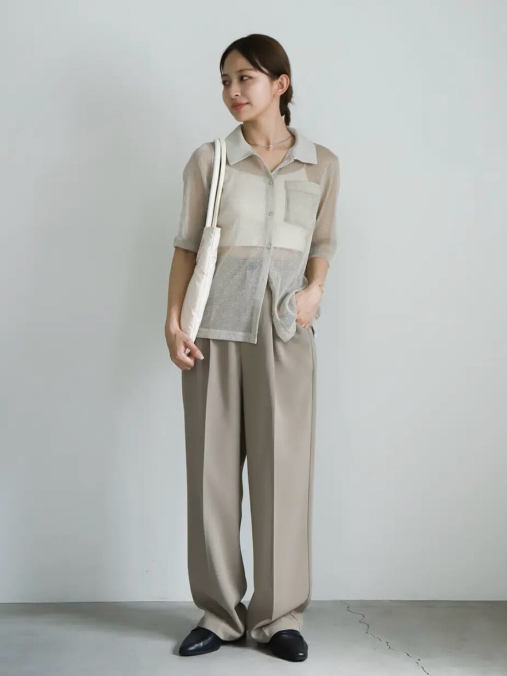 ベージュ系のシャツ/ブラウス、ホワイト系のキャミソール、ベージュ系のスラックスを着用したレディースの夏コーディネートの2枚目の写真