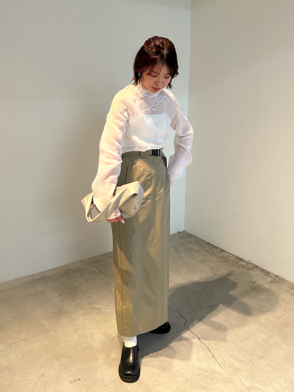 「春コーデ、24ssトレンド、ワークスタイル、ワークスカート、大人カジュアル、カジュアルコーデ、ミリタリー、シルバーバッグ、セレクトモカ(select MOCA)、select MOCA(select MOCA)」｜「select MOCA by sonのワークタイトスカート（スカート、グリーン系）」を使った、SELECT MOCA SNAPさん（レディース・162cm）の冬コーディネートの3枚目の写真