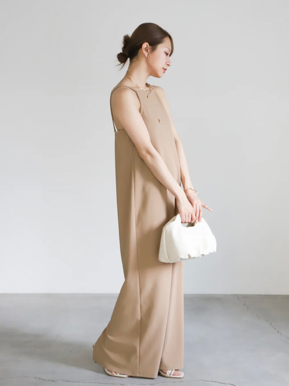 ベージュ系のワンピース/ドレス、ゴールド系のネックレス、ゴールド系のネックレスを着用したレディースの春コーディネートの5枚目の写真