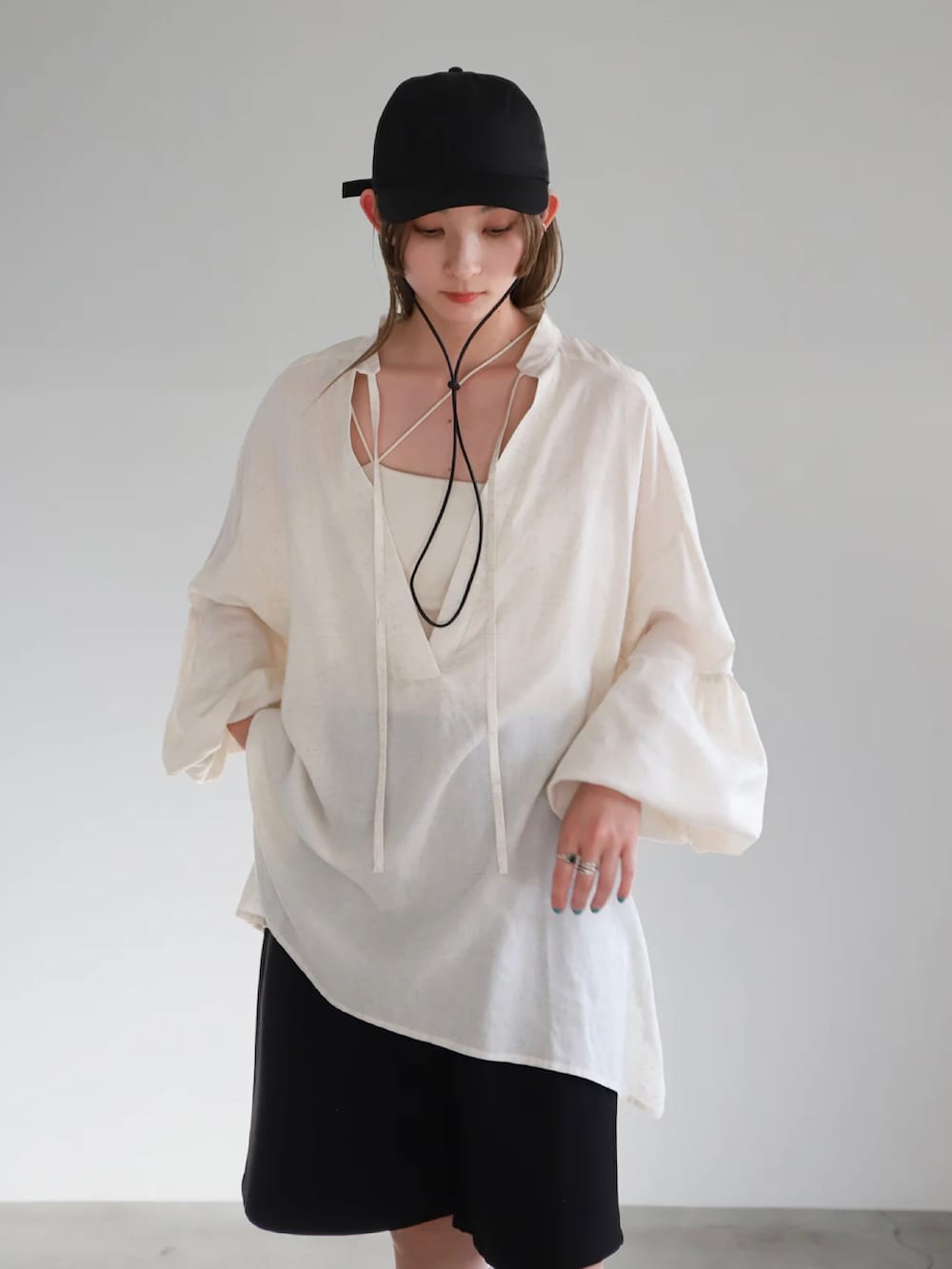 ベージュ系のシャツ/ブラウス、ブラック系のその他パンツ、ホワイト系のキャミソールを着用したレディースの春コーディネートの4枚目の写真