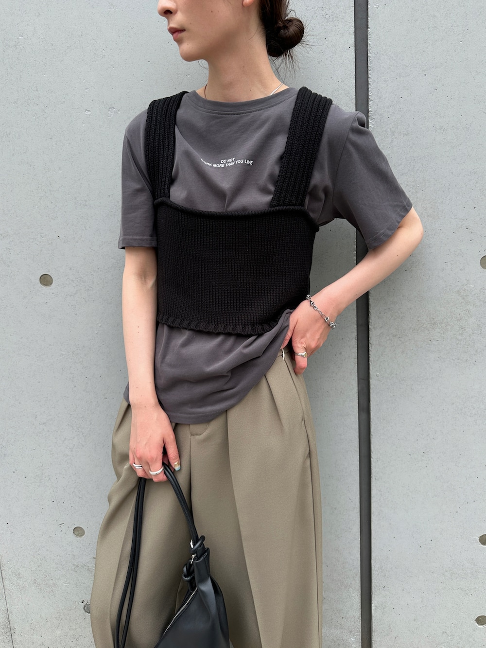 ブラック系のショルダーバッグ、グレー系のTシャツ/カットソー、ブラック系のベストを着用したレディースの夏コーディネートの4枚目の写真