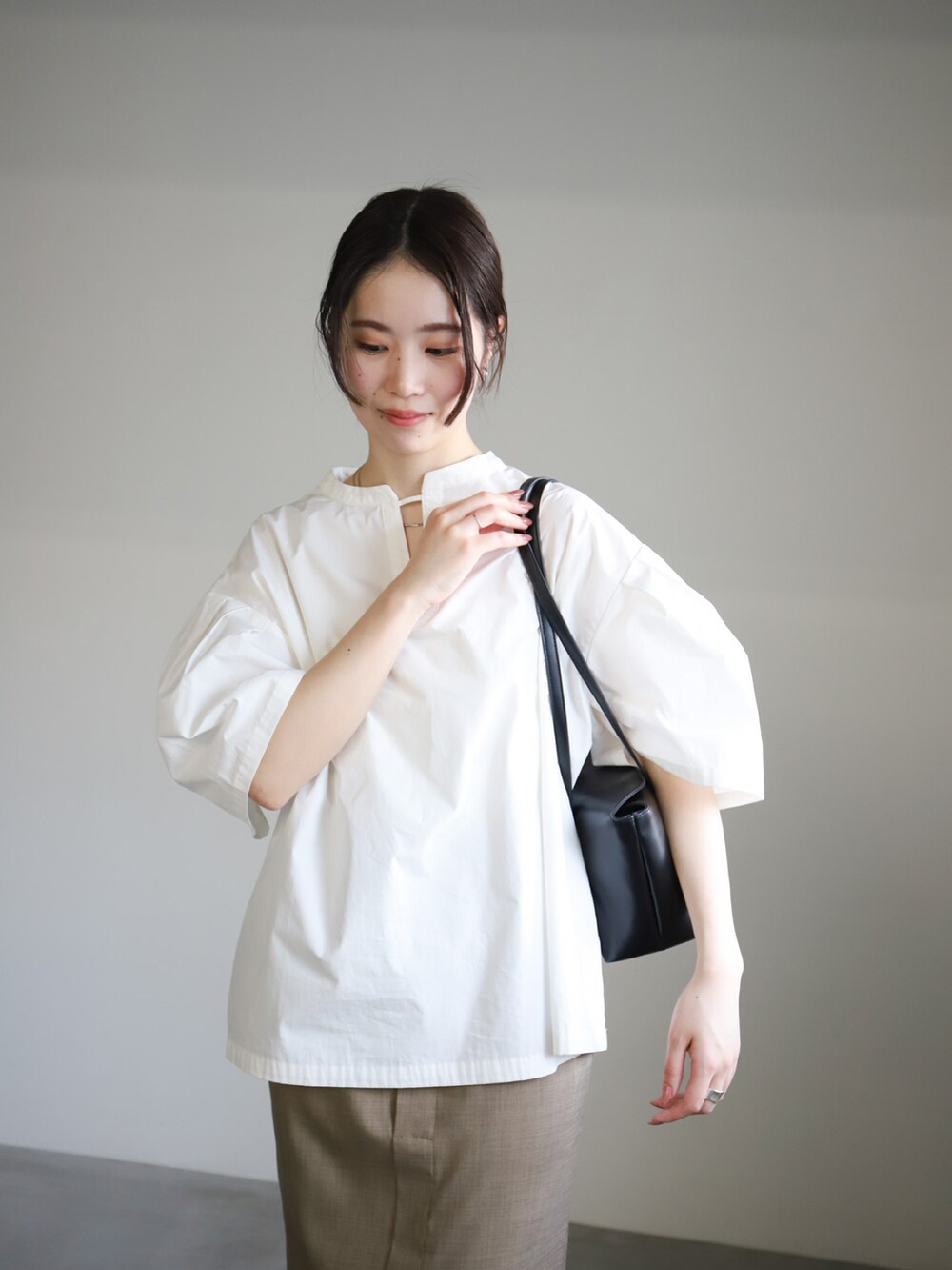 ホワイト系のシャツ/ブラウス、ブラウン系のスカートを着用したレディースの春コーディネートの4枚目の写真