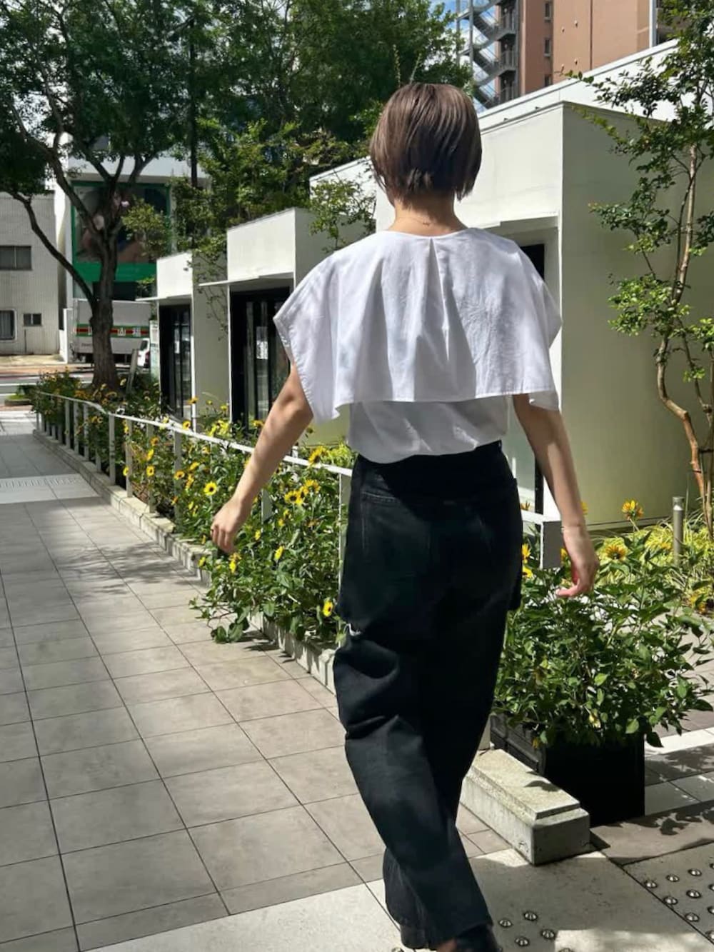 ホワイト系のシャツ/ブラウス、ブラック系のデニムパンツを着用したレディースの夏コーディネートの3枚目の写真