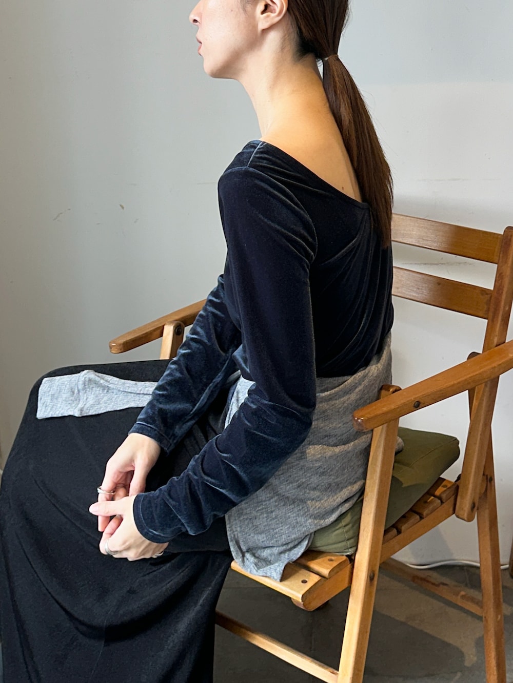 ブルー系のTシャツ/カットソー、グレー系のカーディガン/ボレロ、ブラック系のスカートを着用したレディースの冬コーディネートの4枚目の写真