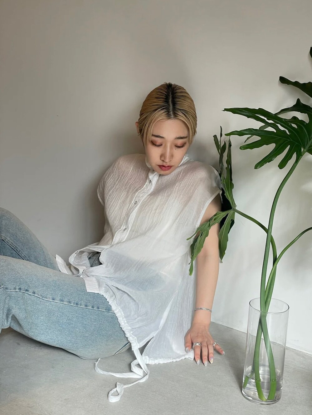 「シンプルスタイル、パンツスタイル、デニム、デニムパンツ、ブラウス×デニム、シアートップス、シアーシャツ、ノースリーブ、カジュアルコーデ、きれいめカジュアル、サンダル、サンダルコーデ、厚底サンダル、骨格ウェーブ、イエベ秋」｜「select MOCAの楊柳シアーノースリーブブラウス（シャツ/ブラウス、ホワイト系）」を使った、SELECT MOCA SNAPさん（レディース・162cm）の夏コーディネートの2枚目の写真