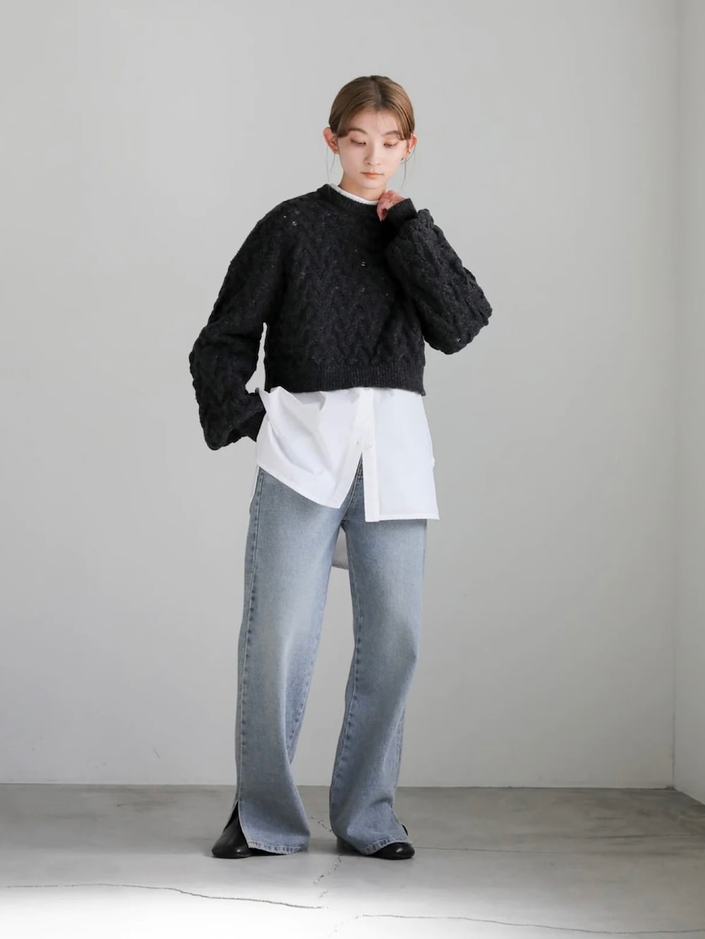 グレー系のニット/セーターを着用したレディースの冬コーディネートの5枚目の写真