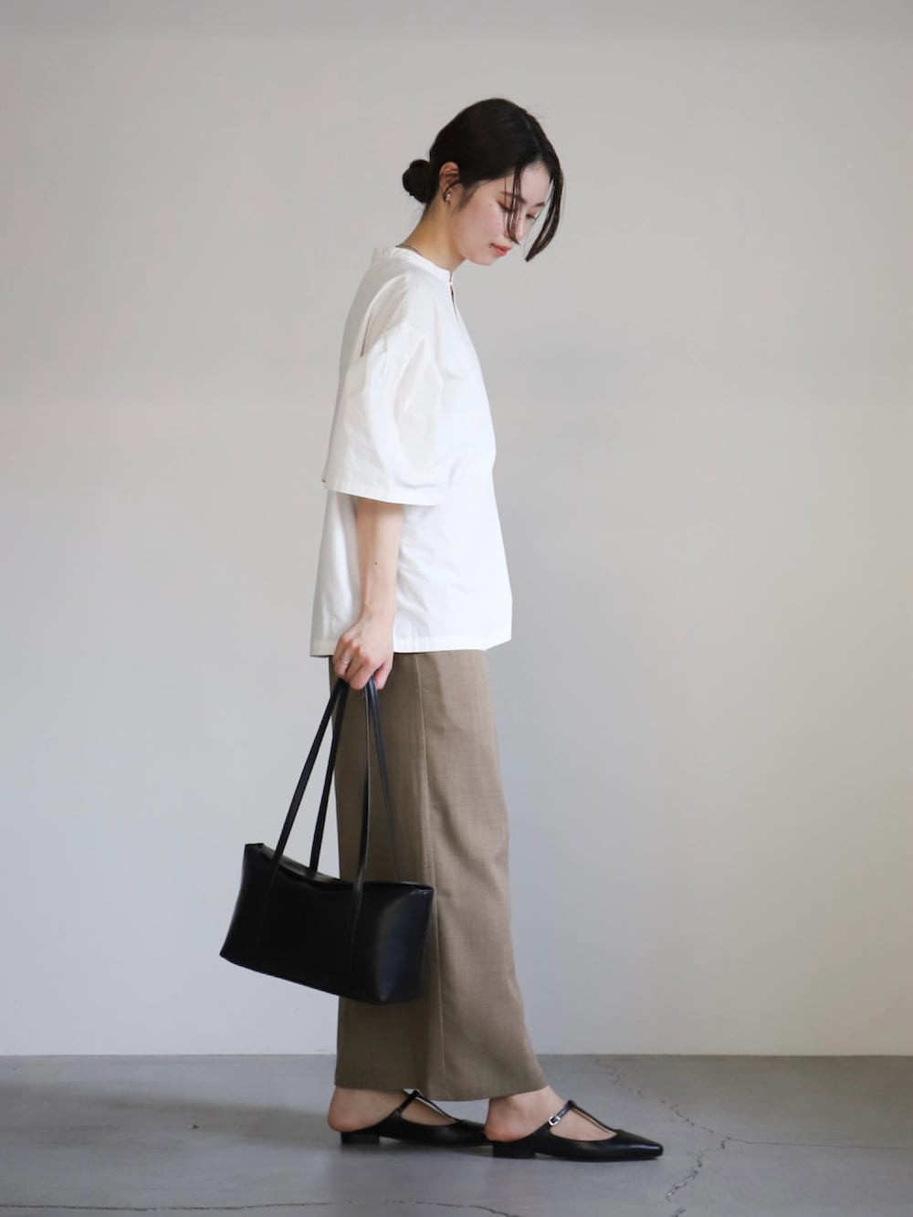 ホワイト系のシャツ/ブラウス、ブラウン系のスカートを着用したレディースの春コーディネートの2枚目の写真