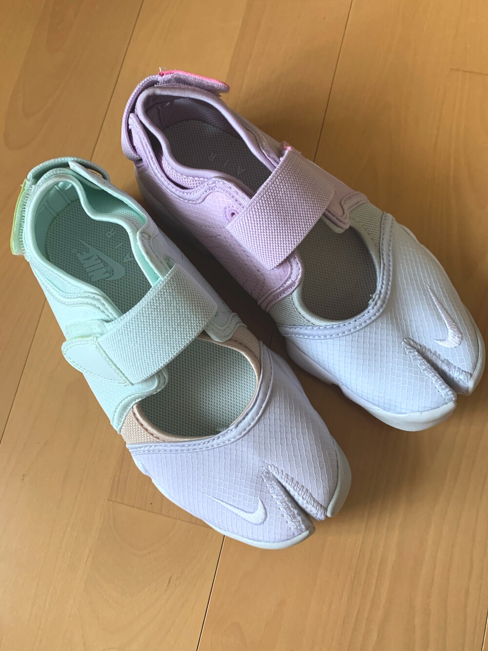 ホワイト系のデニムパンツ、ブラック系のシャツ/ブラウス、その他のスニーカーを着用したレディースの夏コーディネートの3枚目の写真