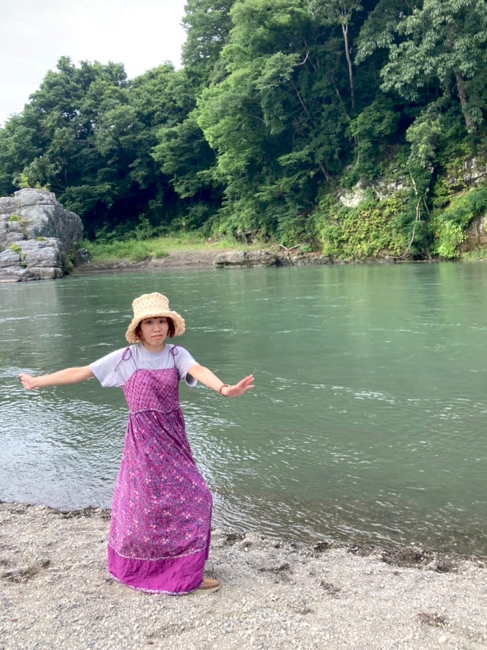 パープル系のワンピースを着用したレディースの夏コーディネートの2枚目の写真