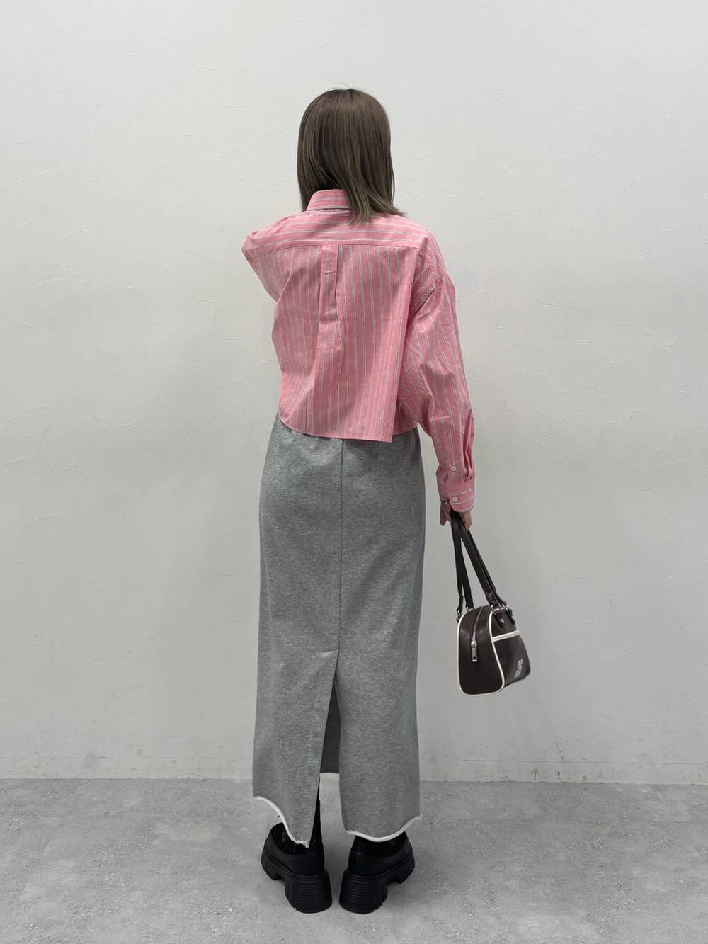 ブラック系のブーツ、レッド系のシャツ/ブラウス、グレー系のスカートを着用したレディースの冬コーディネートの4枚目の写真